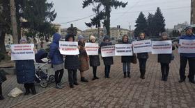 Статья '“Протест непривитых”: 30 черкасских мам митинговали у горсовета'