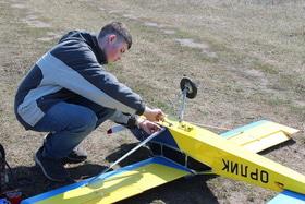 Статья 'Недетское хобби: черкасский школьник создал 2-метровый самолет'