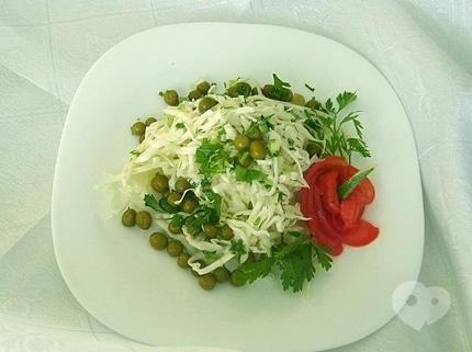 Салат з капусти із зеленим горошком