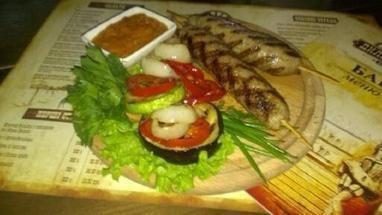 Люля-кебаб з овочами гриль та соусом