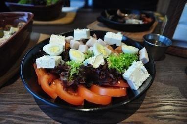 Легкий салат з куркою і фетою