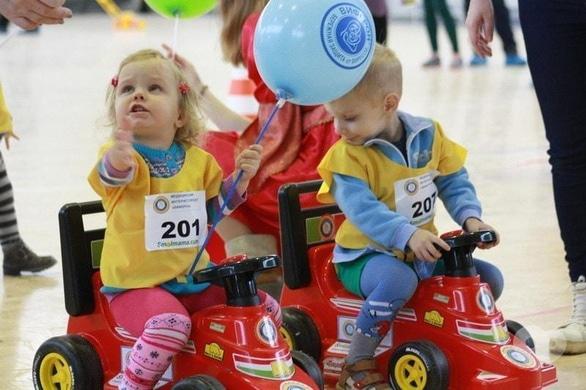 Для детей - Гонки на толокарах для малышей