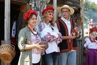 Фильм'Марченко построила дом для девушки, в 14 лет ставшей мамой для двоих братьев и сестры' - кадр 3