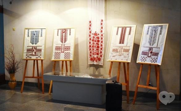 'Новый год 
2022' - Выставка 'От традиций к современному стилю. Шедевры мастериц-вышивальщиц фабрики Л. Украинки'