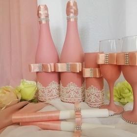 Свадебный набор – шампанское, бокалы, свечи в розовом цвете