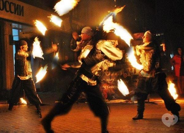 Фото 2 - Сварожичи, огненное шоу, пиротехническое шоу, великаны на ходулях - Огненно-пиротехническое шоу "Пираты" (3 актера)
