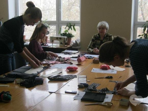 Центр дитячої та юнацької творчості, позашкільний навчальний заклад - Гурток конструювання та моделювання одягу 'Силует'