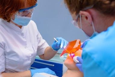 Стоматология Соболевского - Лечение 2-канального зуба: 'AH plus'. Dentsply + (гуттаперча – холодный метод)