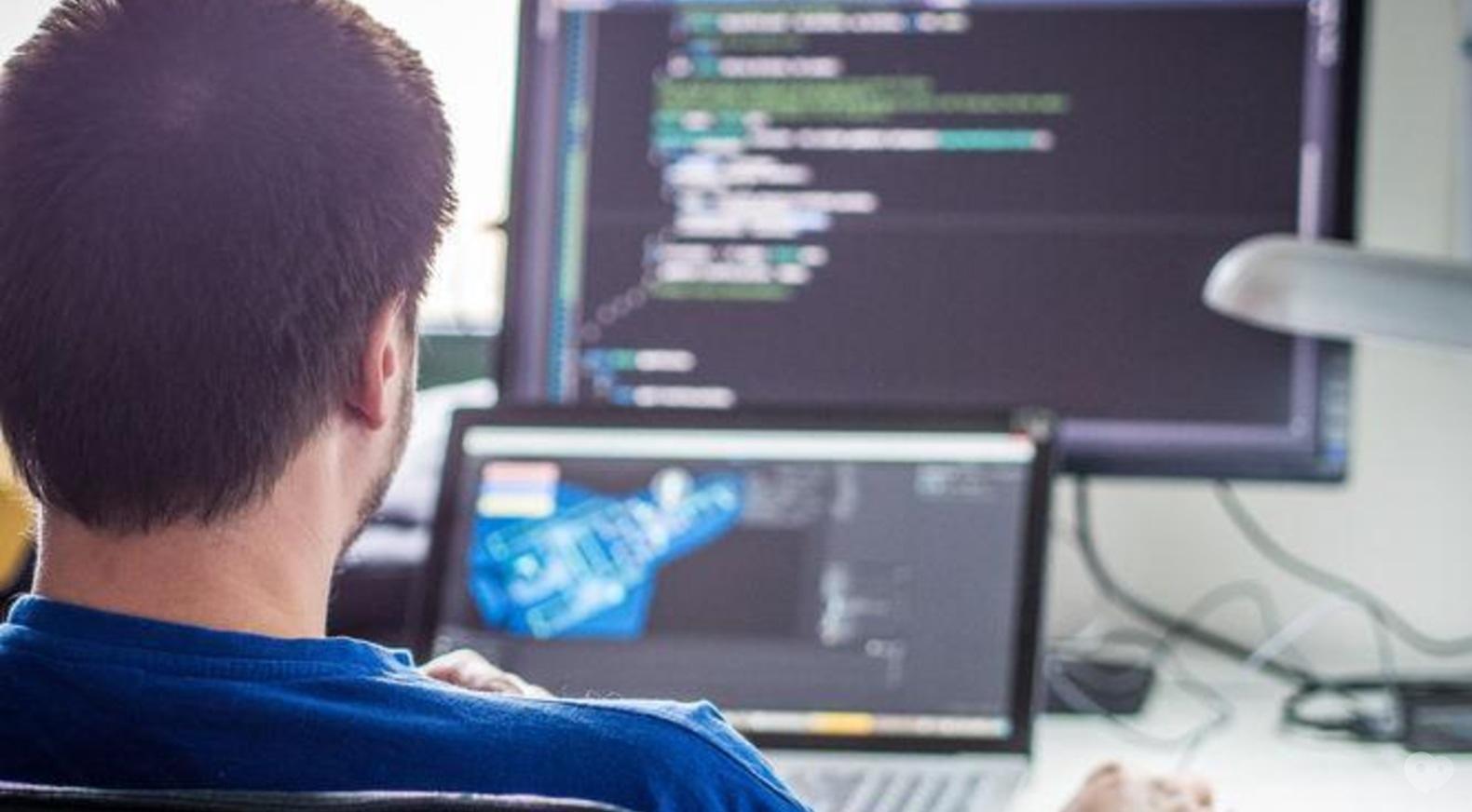 Create video game. Программист. It специалист. Разработчик. Специалист за компьютером.