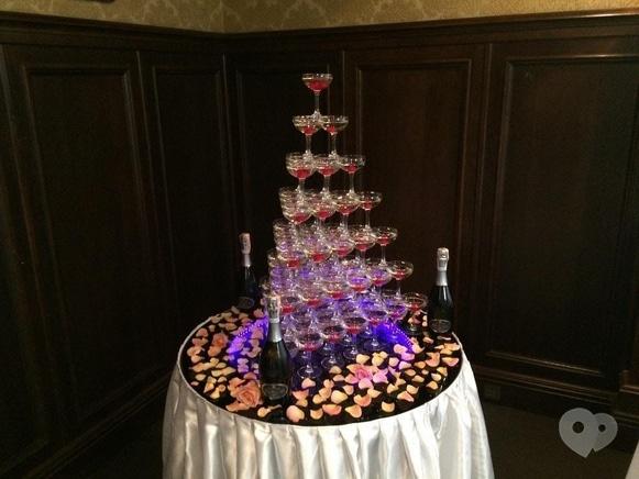 Фото 7 - Studio Bar, бармен-шоу - Піраміда з бокалів шампанського