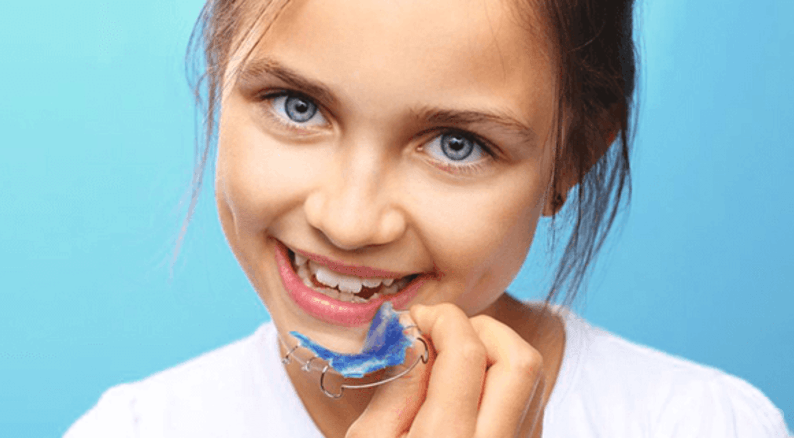 Зубы у подростков. Ортодонтия для детей. Пластина для зубов для исправления прикуса. Зубные брекеты для детей.